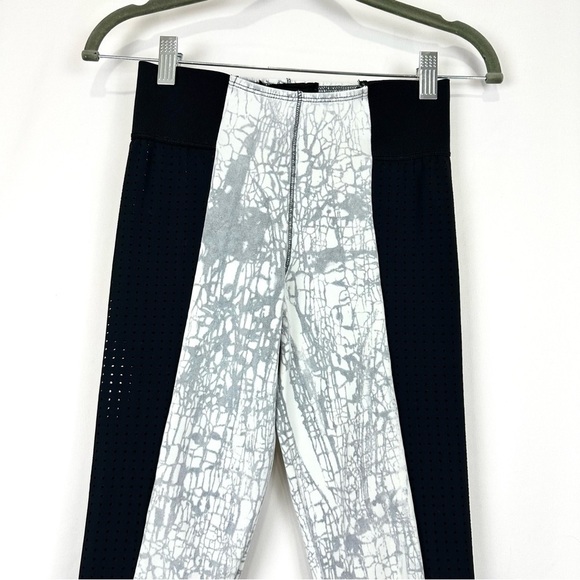 Blue Life Fit Women’s Sz S Perforated Sides Contrast Leggings Activewear Yoga - Picture 5 of 16